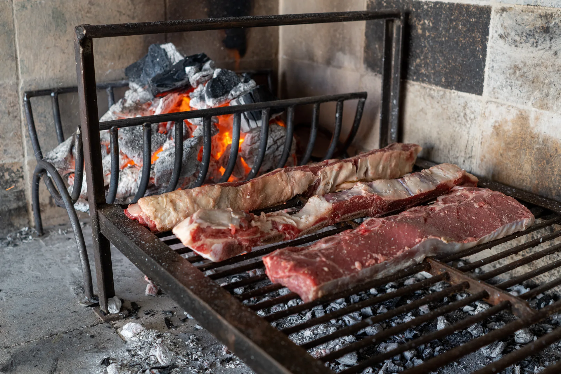 Parrilla argentina con braci e carne cruda — Workshop BBQ Fonteblanda