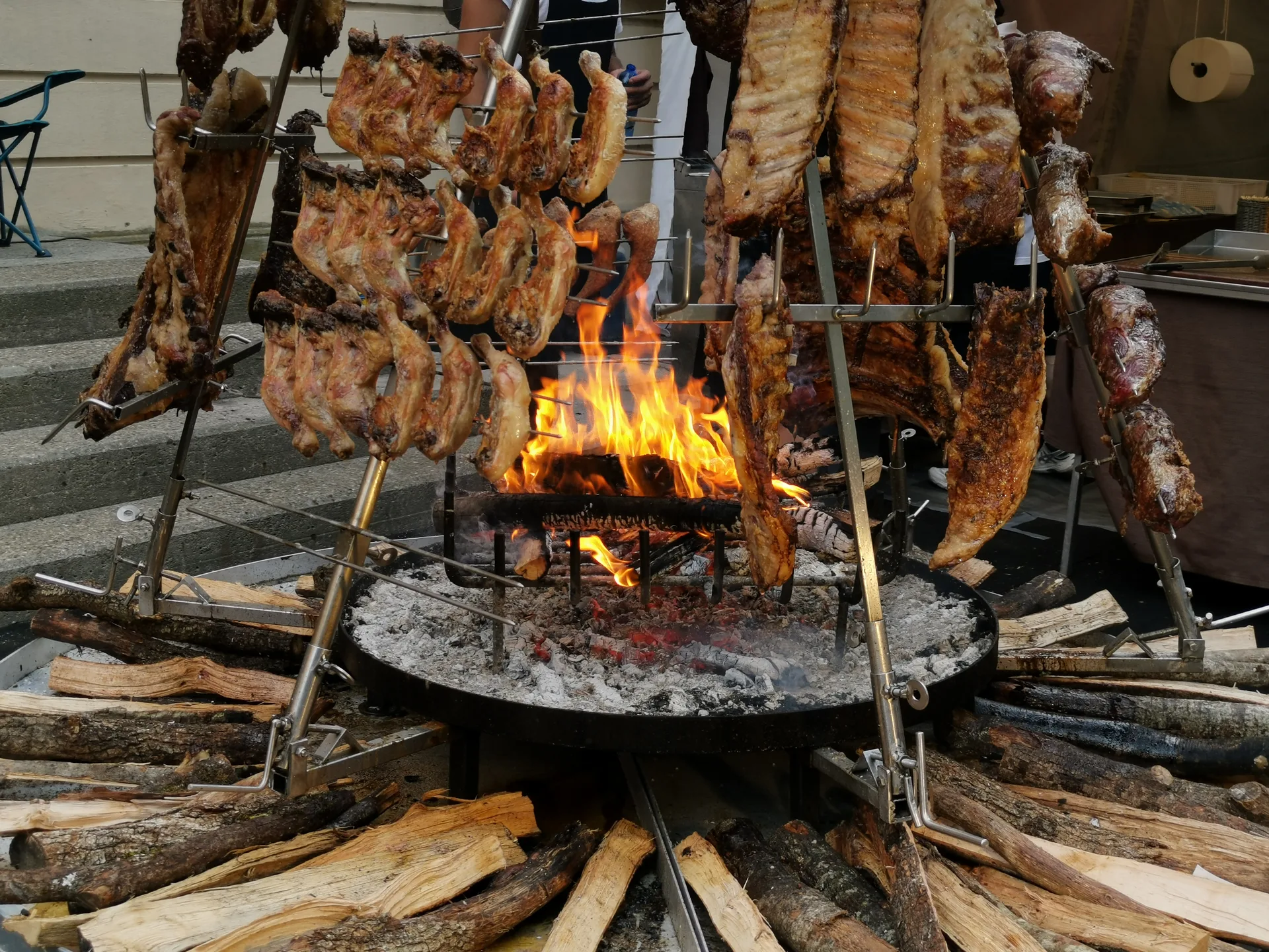 Costate appese a croce su fuoco vivo, asado argentino tradizionale