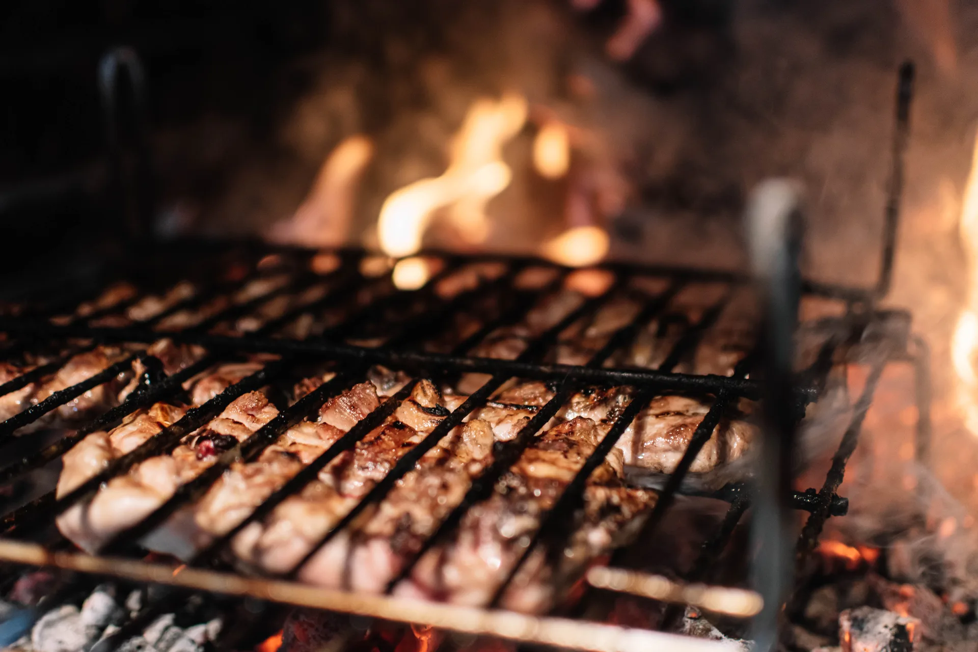 Carne sulla griglia con fiamme vive — Workshop BBQ Fonteblanda Fase Cotture