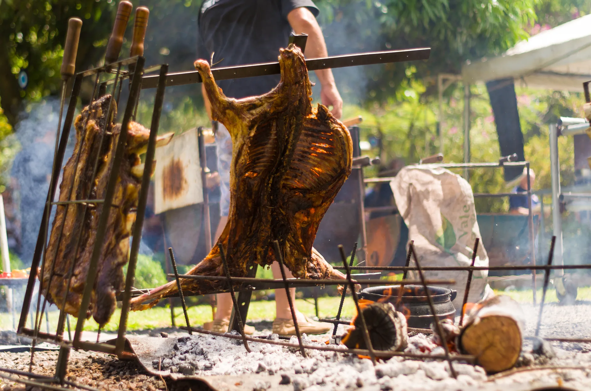 Asado argentino a croce in giardino outdoor con fumo, tradizione rurale