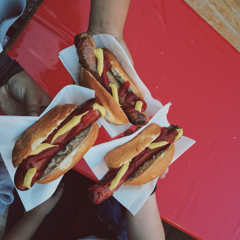 Hot dog con ketchup e maionese