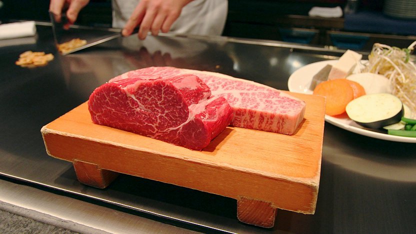 Carne di Kobe su tagliere