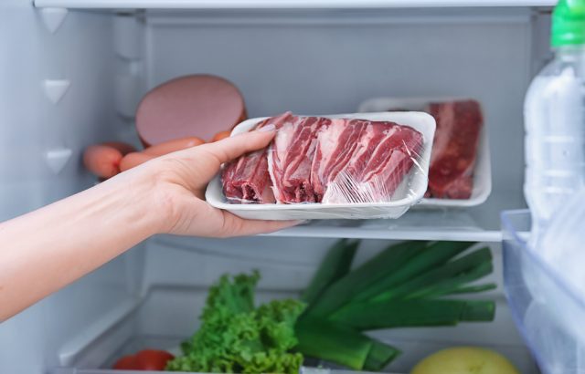 scongelare la carne in frigorifero