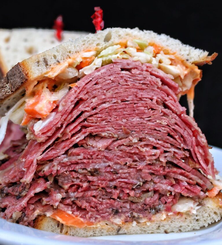 Pastrami: cos’è, come si fa, taglio e ricetta | AMI
