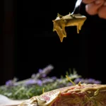 Carne con salsa, fotografia di Banco Contemporaneo