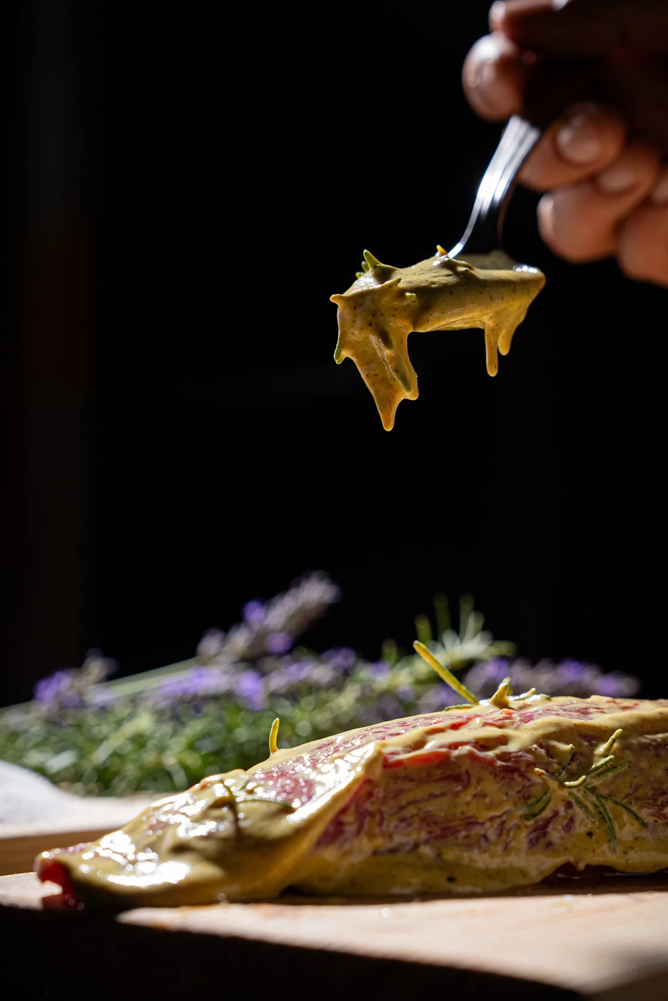 Carne con salsa, fotografia di Banco Contemporaneo