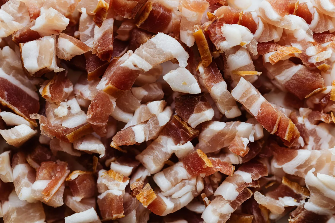 Il guanciale a cubetti, pronto per sciogliersi nel sugo di una carbonara o di un&rsquo;amatriciana.