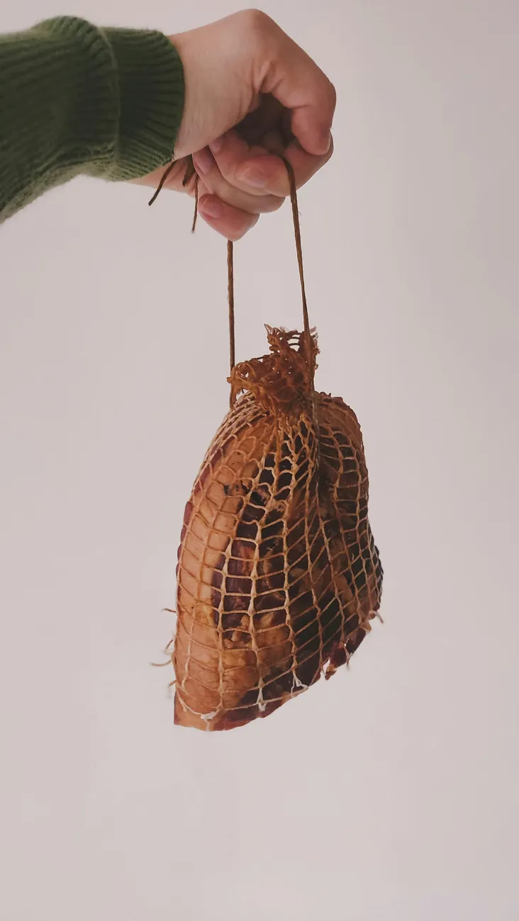 Il pezzo deve appendere, non posare: l&rsquo;aria deve circolare su tutti i lati durante la stagionatura.