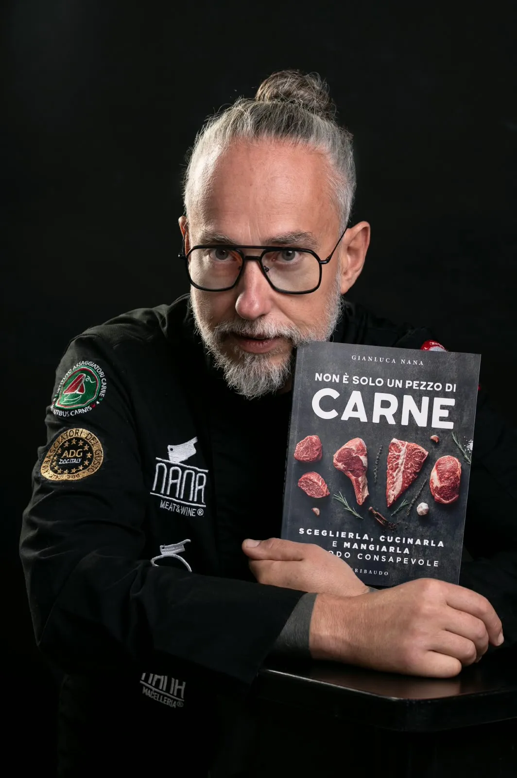 Gianluca Nana nella giacca nera di Nana Meat & Wine mostra il suo libro «Non è solo un pezzo di carne»